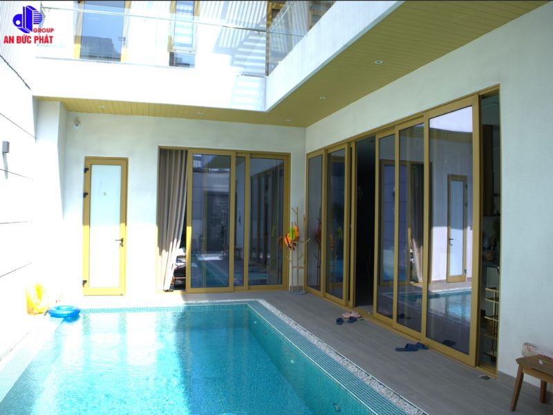 Cửa nhôm Xingfa màu vàng ánh kim hợp với mệnh kim