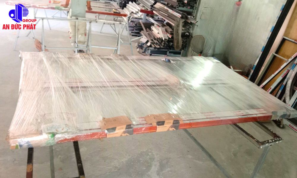 Cửa nhôm Xingfa được bao bọc cẩn thận khi vận chuyển