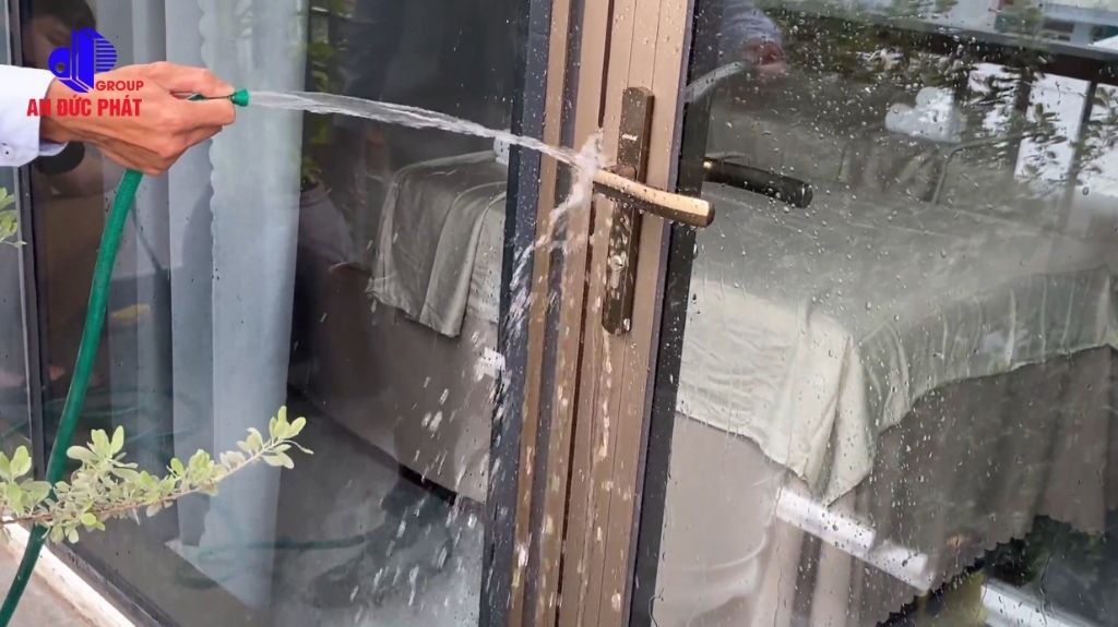 An Đức Phát thử nghiệm độ kín khít bằng vòi phun nước