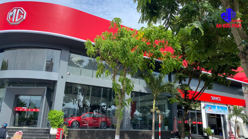 Vách kính mặt dựng khổ lớn giúp không gian sảnh tòa nhà và showroom trở nên sang trọng, đẳng cấp