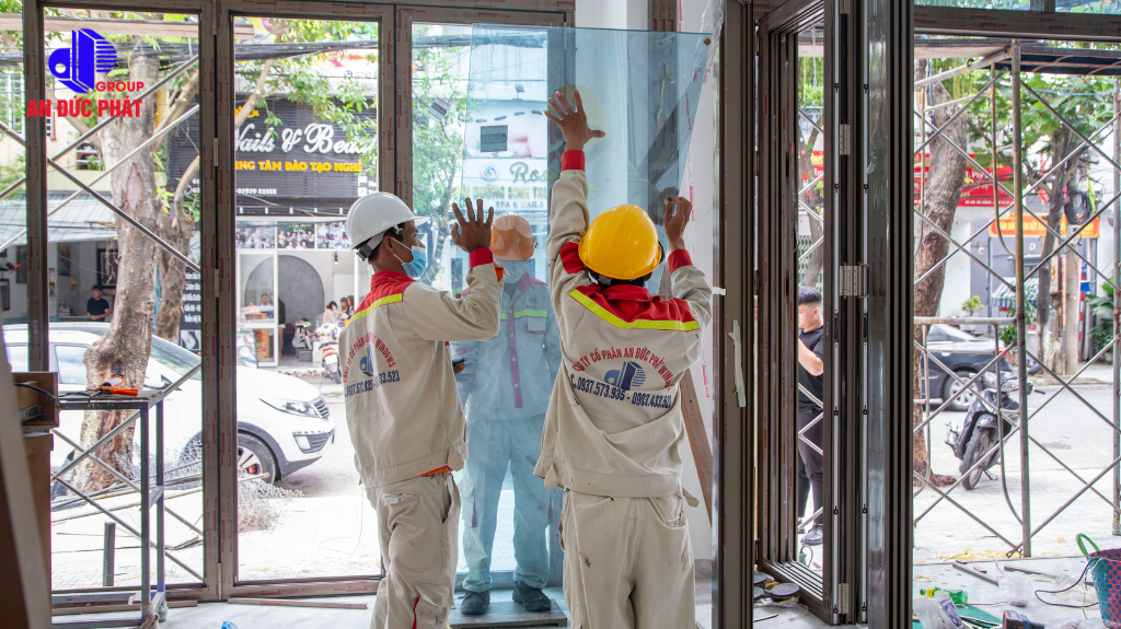 Nghiệm thu công tác lắp kính an toàn
